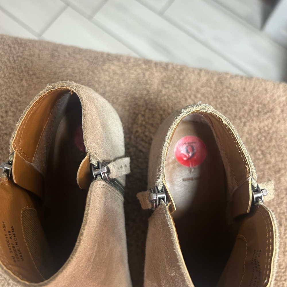 FRYE Judith Double zip beige suede ankle bootie. Like new. Size 6M - Picture 4 of 10
